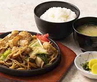 鉄板ホルモン焼きそば